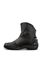 Buty Alpinestars New Land GORE-TEX, turystyczne buty motocyklowe, czarne, średniej wysokości konstrukcja ze skóry pełnoziarnistej, elastyczne strefy typu akordeon, wzmocniona nakładka na dźwignię zmiany biegów, solidna gumowa podeszwa.