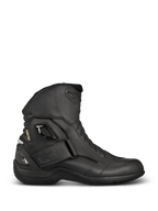 Alpinestars New Land GORE-TEX Boots, czarne buty motocyklowe turystyczne, profil boczny, skóra licowa, pasek na rzep na kostce, logo GORE-TEX i wzmocniona pięta zapewniająca wodoodporność