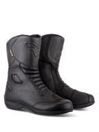 Buty Alpinestars Web GORE-TEX, czarne wodoodporne motocyklowe buty turystyczne, skórzana konstrukcja z przednimi i tylnymi elastycznymi strefami harmonijkowymi, wzmocniona nakładka na dźwignię zmiany biegów i boczny system wkładania stopy do jazdy szosowej.