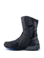Buty Alpinestars RT-8 GORE-TEX, turystyczne buty motocyklowe, czarno-niebieskie, widok z boku, smukła cholewka z mikrofibry z perforowanymi panelami, zintegrowane strefy ochronne, wytrzymała podeszwa z niebieskimi akcentami