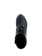 Buty Alpinestars RT-8 GORE-TEX, czarno-niebieskie, widok z góry pokazujący nakładkę na dźwignię zmiany biegów, perforowane panele z mikrofibry i niebieskie akcenty na podeszwie, techniczne wodoodporne turystyczne obuwie motocyklowe