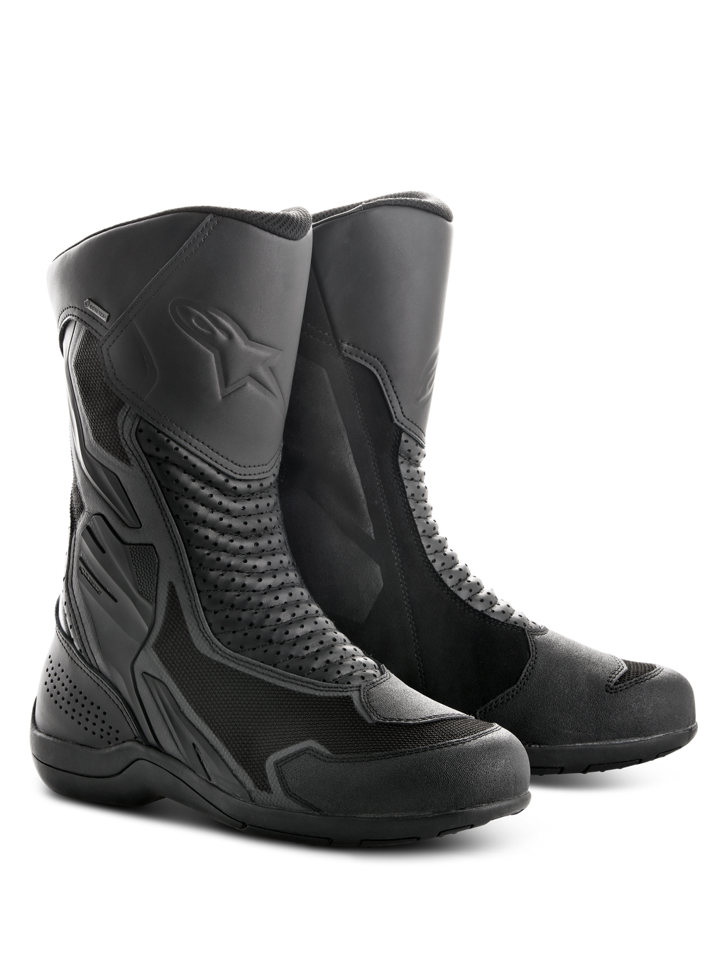 Alpinestars Air Plus V2 GORE-TEX Boots, buty motocyklowe turystyczne, czarne, wykonane z połączenia wentylowanej siatki i skóry, perforowane panele akordeonowe zapewniające elastyczność, wytłoczone logo gwiazdy na goleniu, wytrzymała gumowa podeszwa do jazdy w każdych warunkach pogodowych.