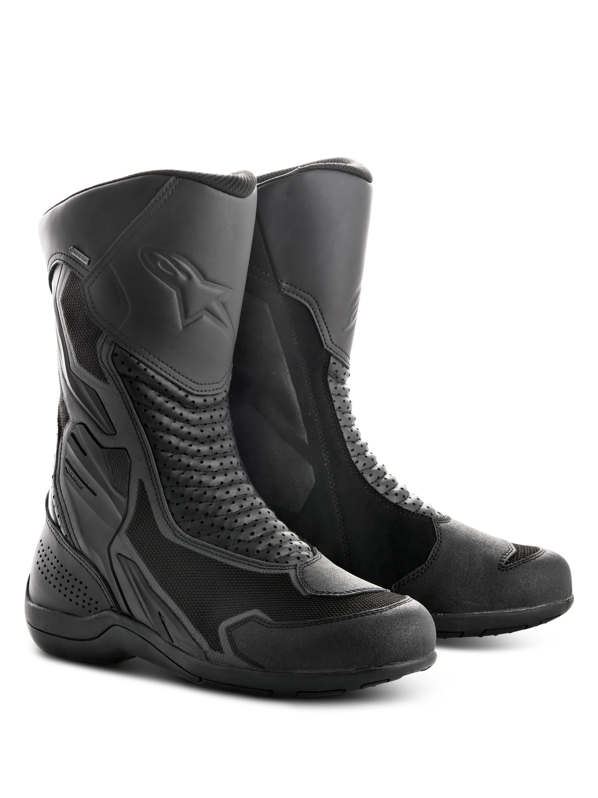 Alpinestars Air Plus V2 GORE-TEX Boots, buty motocyklowe turystyczne, czarne, wykonane z połączenia wentylowanej siatki i skóry, perforowane panele akordeonowe zapewniające elastyczność, wytłoczone logo gwiazdy na goleniu, wytrzymała gumowa podeszwa do jazdy w każdych warunkach pogodowych.