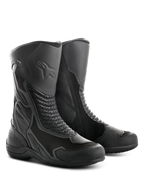 Alpinestars Air Plus V2 GORE-TEX Boots, buty motocyklowe turystyczne, czarne, wykonane z połączenia wentylowanej siatki i skóry, perforowane panele akordeonowe zapewniające elastyczność, wytłoczone logo gwiazdy na goleniu, wytrzymała gumowa podeszwa do jazdy w każdych warunkach pogodowych.