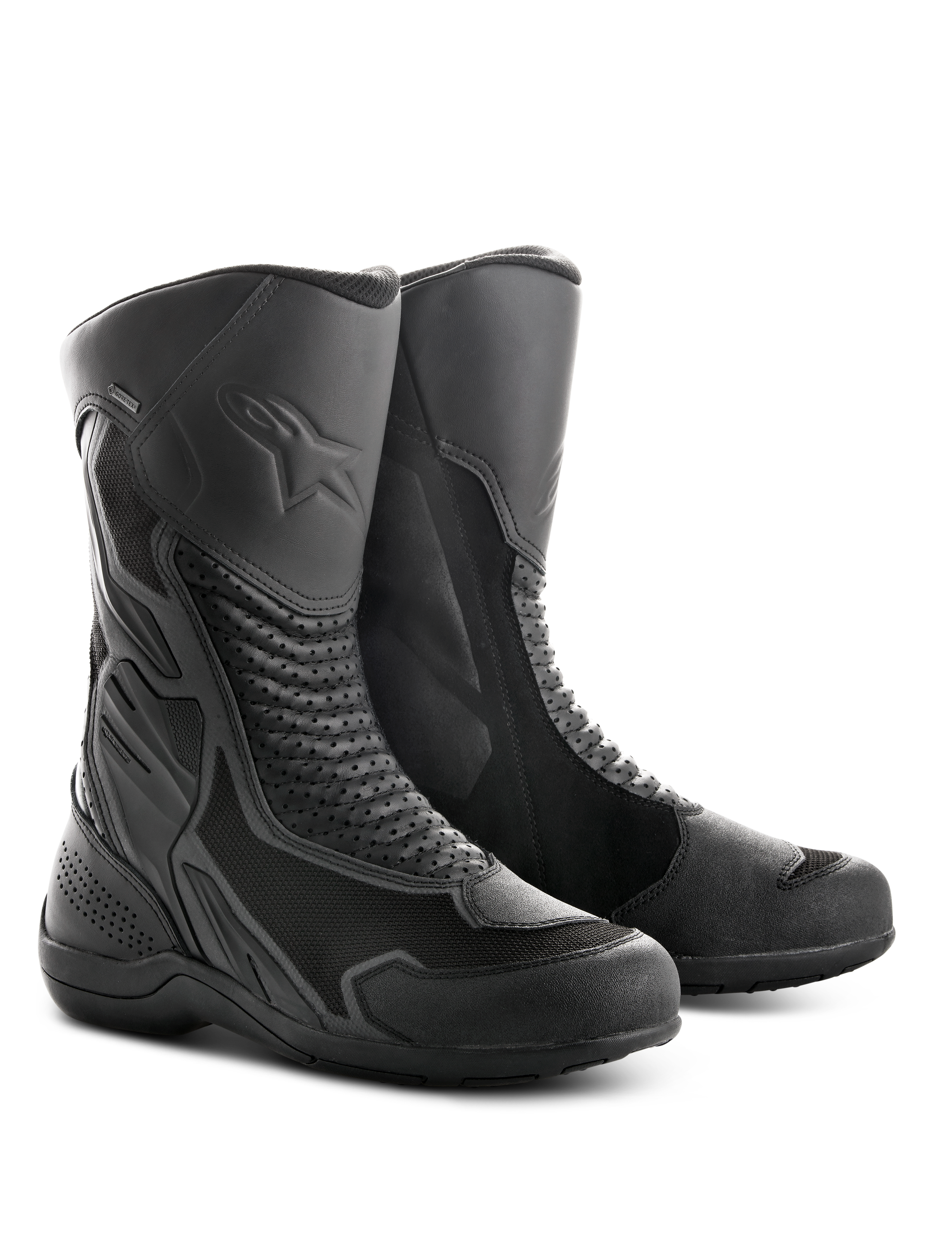Alpinestars Air Plus V2 GORE-TEX Boots, buty motocyklowe turystyczne, czarne, wykonane z połączenia wentylowanej siatki i skóry, perforowane panele akordeonowe zapewniające elastyczność, wytłoczone logo gwiazdy na goleniu, wytrzymała gumowa podeszwa do jazdy w każdych warunkach pogodowych.