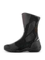 Buty Alpinestars Air Plus V2 GORE-TEX, motocyklowe buty turystyczne, czarne, widok z boku, wielomateriałowa konstrukcja z panelami z wentylowanej siatki i skóry, wysoka cholewka ze wzmocnioną ochroną goleni i pięty, do jazdy w każdych warunkach pogodowych