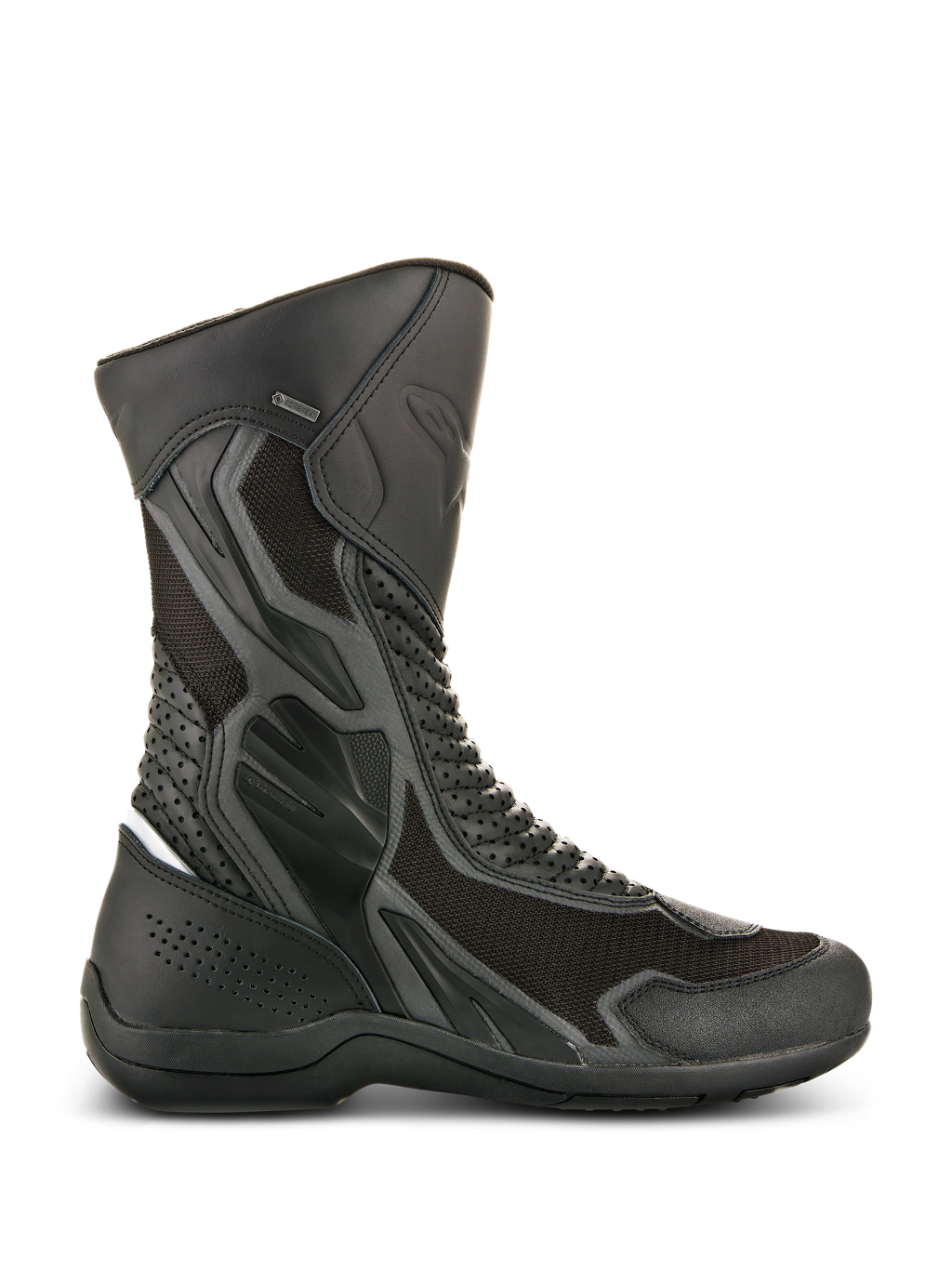 Buty Alpinestars Air Plus V2 GORE-TEX, czarne motocyklowe buty turystyczne, widok z boku ukazujący konstrukcję z wentylowanej siatki i perforowanej skóry, wodoodporna i oddychająca konstrukcja, wzmocnione strefy ochronne, solidna gumowa podeszwa, detal z logo GORE-TEX
