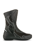 Buty Alpinestars Air Plus V2 GORE-TEX, czarne motocyklowe buty turystyczne, widok z boku ukazujący konstrukcję z wentylowanej siatki i perforowanej skóry, wodoodporna i oddychająca konstrukcja, wzmocnione strefy ochronne, solidna gumowa podeszwa, detal z logo GORE-TEX