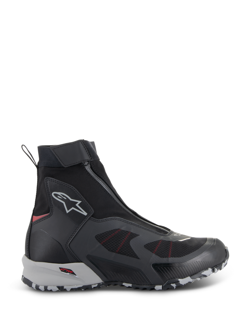 Alpinestars CR-8 GORE-TEX Shoes, wodoodporne buty motocyklowe, czarne i szare z jaskrawoczerwonymi akcentami, wysoki krój z ukośnym zamkiem z przodu, bezszwowa konstrukcja tekstylna, wytrzymała szaro-biała marmurkowa podeszwa