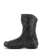 Buty Alpinestars Radon Drystar®, buty motocyklowe turystyczne, czarne, widok z boku z płytką goleni TPU i nakładką na dźwignię zmiany biegów, harmonijkowe strefy elastyczne, wytrzymała konstrukcja z mikrowłókien do jazdy typu adventure