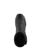 Buty Alpinestars Radon Drystar®, czarne, widok z góry na motocyklowe buty turystyczne ze wzmocnioną nakładką na dźwignię zmiany biegów i ergonomiczną częścią palcową, smukły materiał syntetyczny zapewniający wodoodporność i wydajność całosezonową