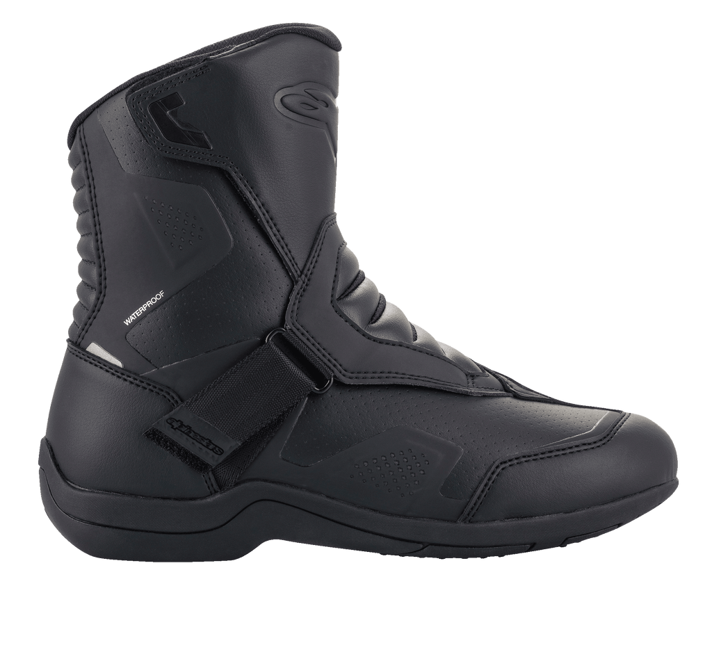 Alpinestars Ridge V2 Waterproof Boot, buty motocyklowe turystyczne, widok z boku, czarne, wytrzymała konstrukcja z mikrofibry z perforowanymi panelami, szerokie zapięcie na rzep, harmonijkowe strefy elastyczne przy kostce, wodoodporny design do jazdy szosowej w każdą pogodę