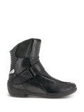 Alpinestars Stella Valencia Waterproof Boots, damskie motocyklowe buty turystyczne, czarne, widok z boku, skórzana konstrukcja z przednimi i tylnymi harmonijkowymi strefami elastycznymi, pasek z klamrą na podbiciu i teksturowana gumowa podeszwa