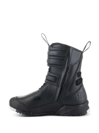 Damskie buty Alpinestars Stella RT-7 Touring Drystar®, damskie motocyklowe buty turystyczne, czarne, widok z profilu bocznego przedstawiający podwójny zamek błyskawiczny, paski regulacyjne na rzepy, wzmocnione strefy ochronne i wytrzymałą podeszwę do jazdy adventure