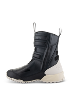 Alpinestars Stella RT-7 Touring Drystar® Boots, damskie buty motocyklowe turystyczne, czarno-białe, profil boczny wysokiego buta z mikrofibry, boczny zamek z regulowanymi paskami, kontrastująca kremowa pięta i podeszwa.