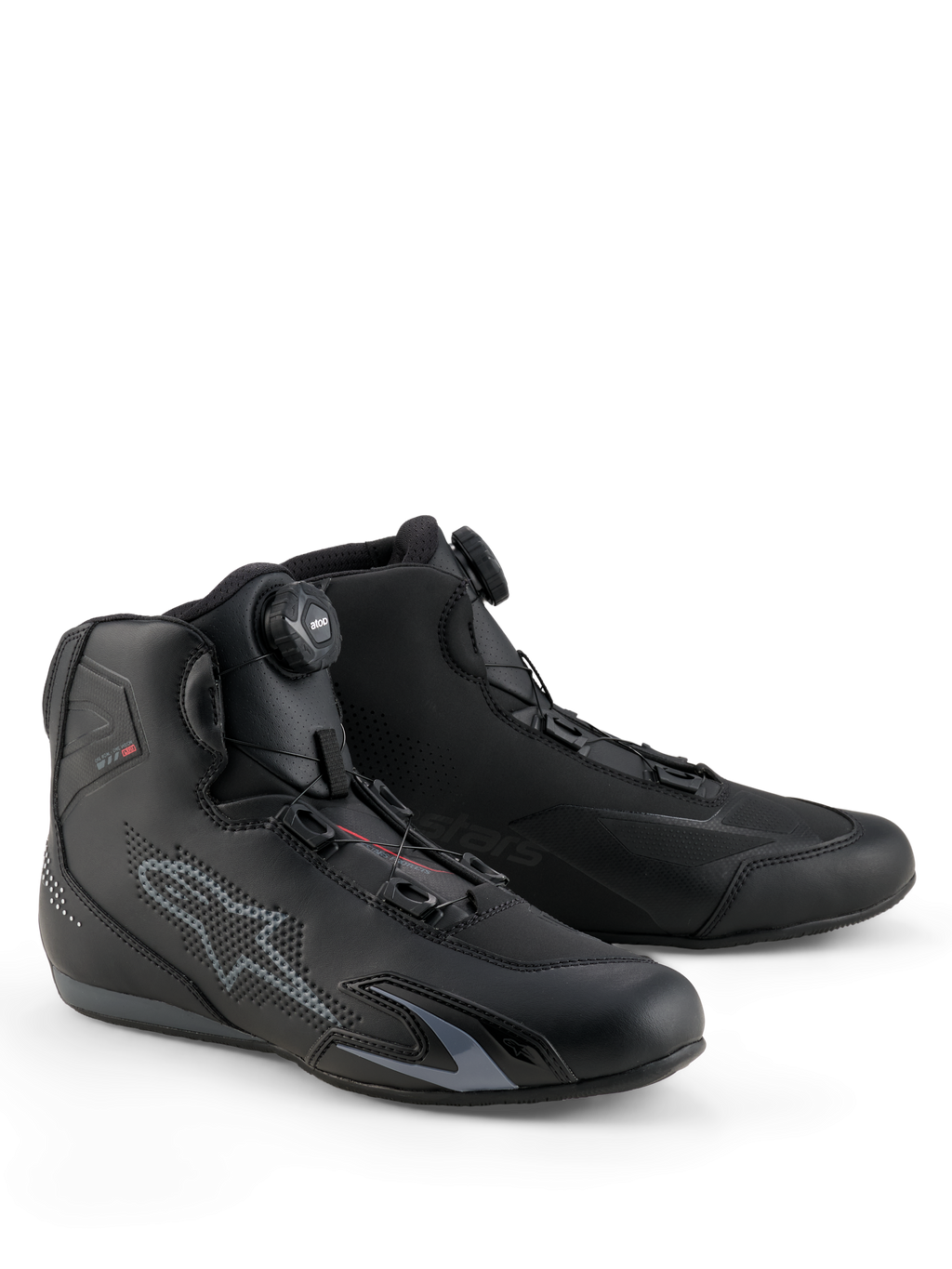 Alpinestars Celer Shoes, buty motocyklowe, czarne i ciemnoszare, wyposażone w zintegrowany system zapięcia Rotor zapewniający precyzyjne dopasowanie, techniczna konstrukcja z mikrofibry z perforowanym logo gwiazdy, niski profil sportowy do jazdy wyścigowej i ulicznej
