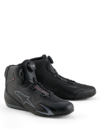 Alpinestars Celer Shoes, buty motocyklowe, czarne i ciemnoszare, wyposażone w zintegrowany system zapięcia Rotor zapewniający precyzyjne dopasowanie, techniczna konstrukcja z mikrofibry z perforowanym logo gwiazdy, niski profil sportowy do jazdy wyścigowej i ulicznej