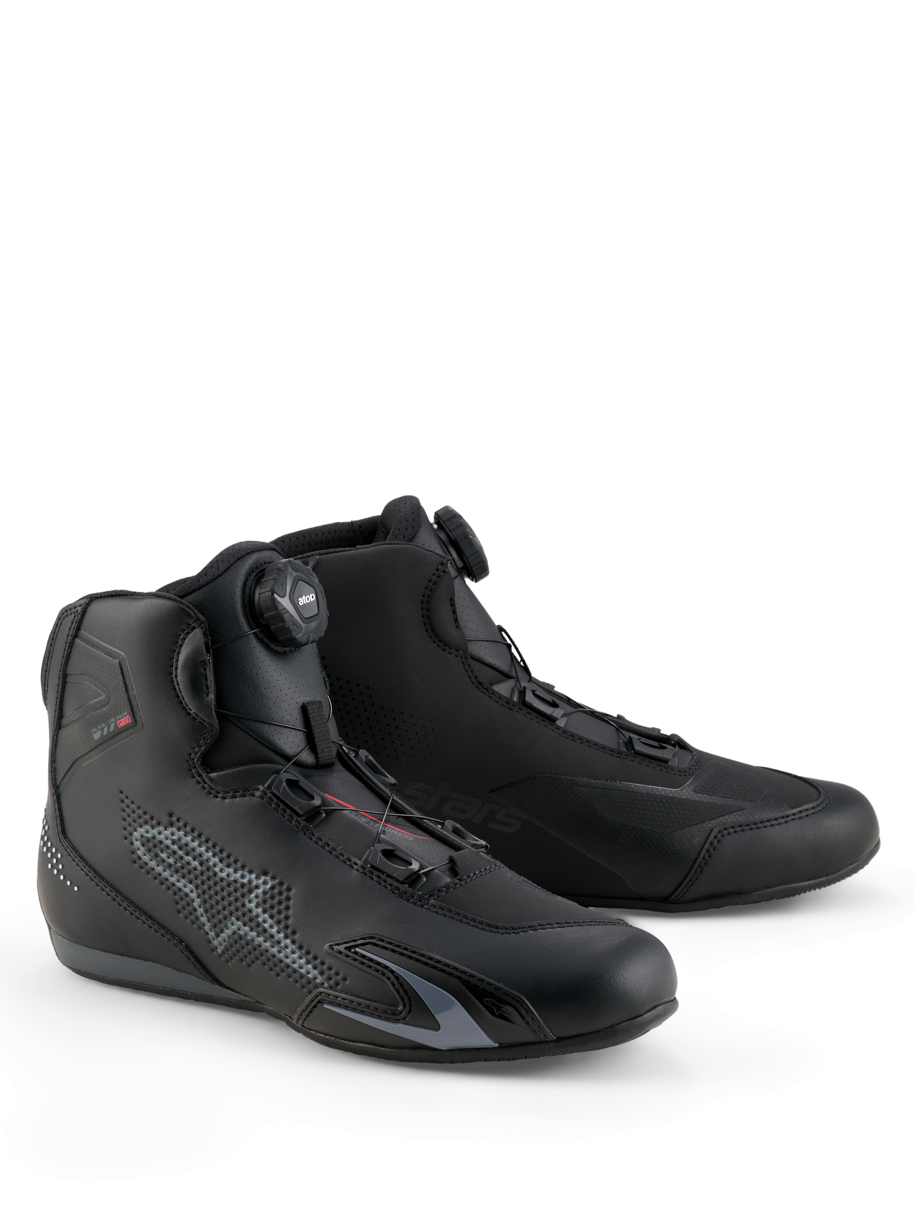 Alpinestars Celer Shoes, buty motocyklowe, czarne i ciemnoszare, wyposażone w zintegrowany system zapięcia Rotor zapewniający precyzyjne dopasowanie, techniczna konstrukcja z mikrofibry z perforowanym logo gwiazdy, niski profil sportowy do jazdy wyścigowej i ulicznej