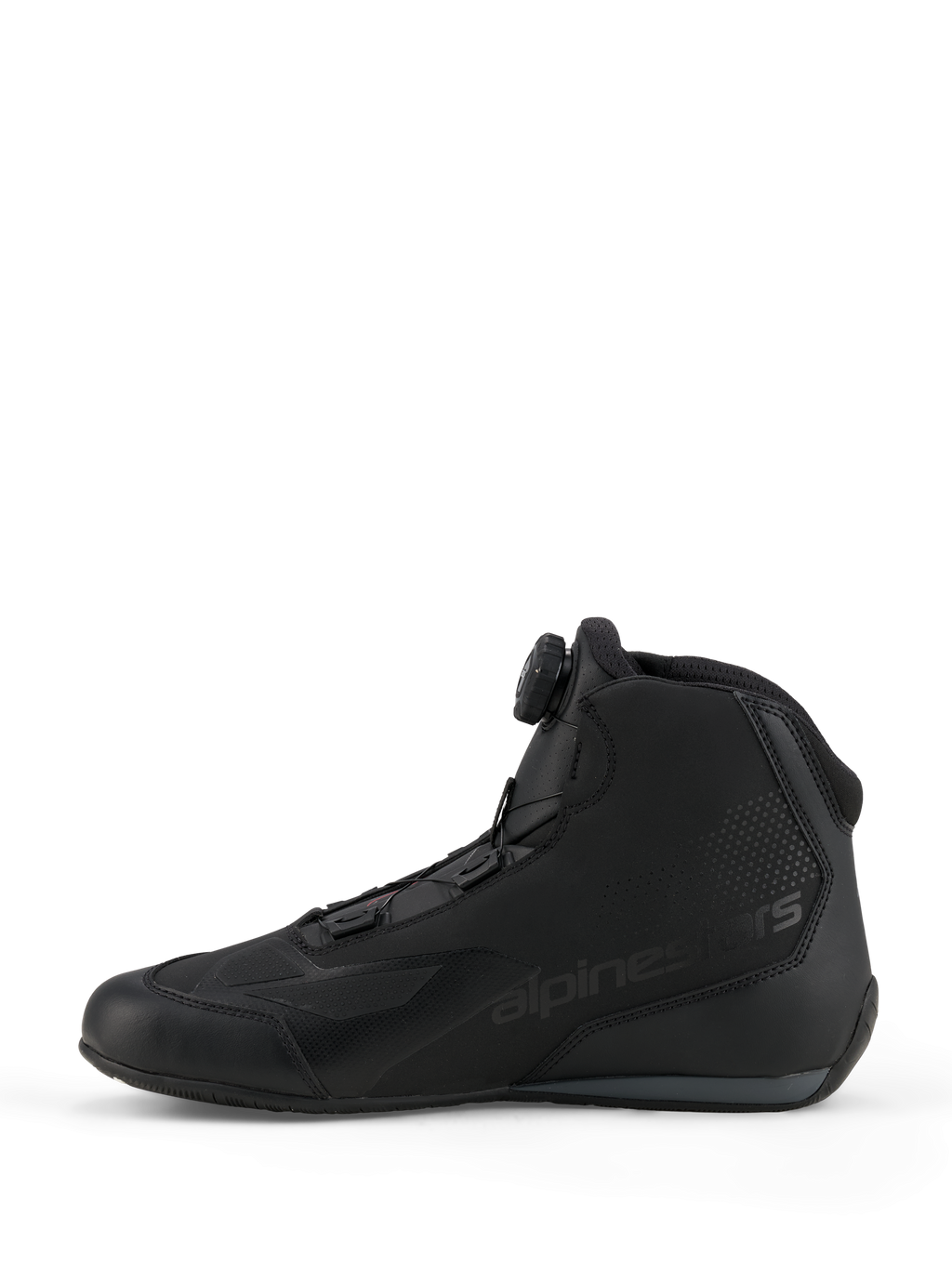 Buty Alpinestars Celer, sportowe i wyścigowe buty motocyklowe, czarne i ciemnoszare, widok z profilu bocznego prezentujący zintegrowane pokrętło systemu Rotor Closure System, konstrukcja z technicznej mikrofibry z brandingiem Alpinestars, opływowy design dla wysokiej wydajności