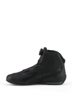 Buty Alpinestars Celer, sportowe i wyścigowe buty motocyklowe, czarne i ciemnoszare, widok z profilu bocznego prezentujący zintegrowane pokrętło systemu Rotor Closure System, konstrukcja z technicznej mikrofibry z brandingiem Alpinestars, opływowy design dla wysokiej wydajności