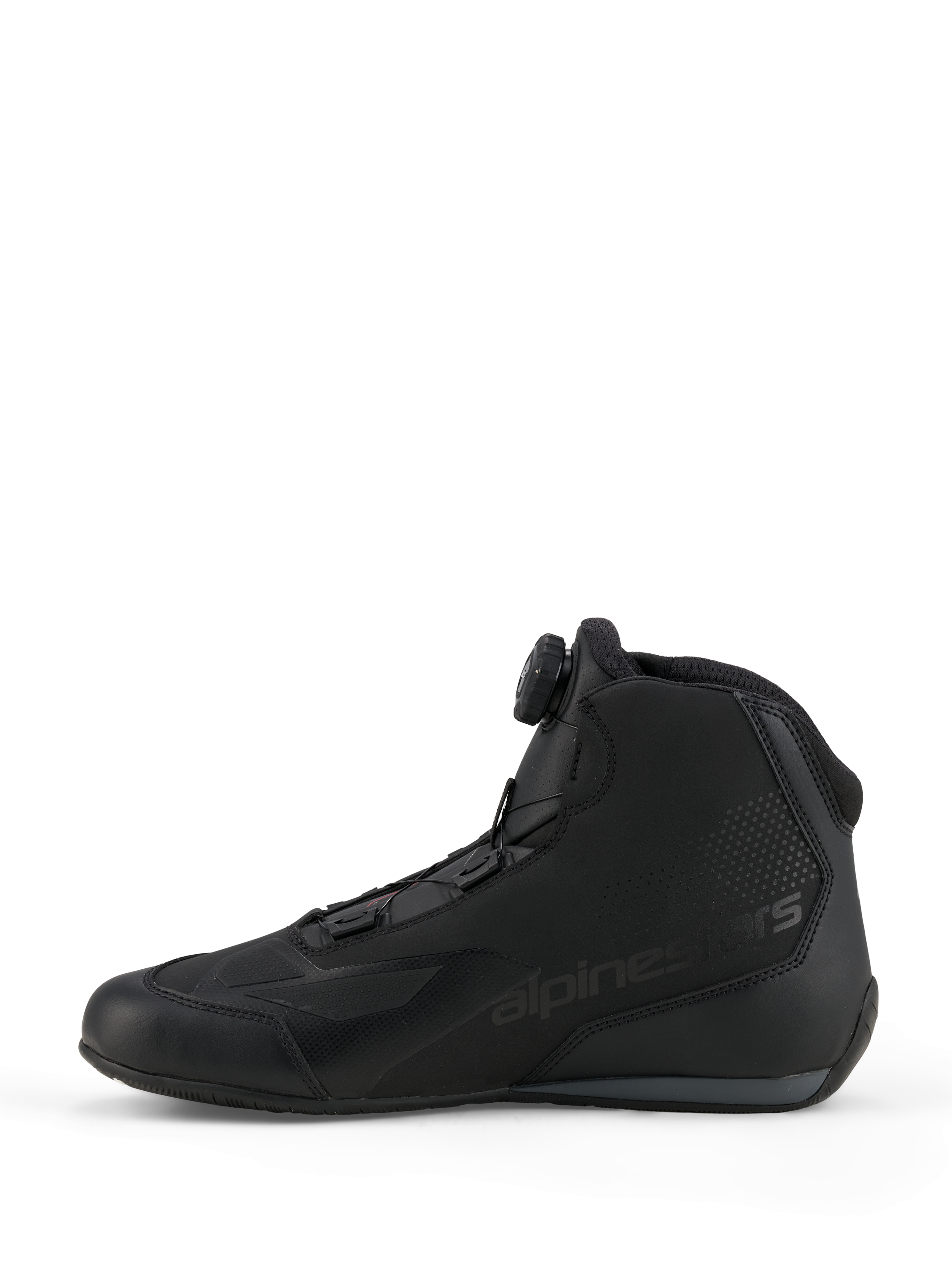 Buty Alpinestars Celer, sportowe i wyścigowe buty motocyklowe, czarne i ciemnoszare, widok z profilu bocznego prezentujący zintegrowane pokrętło systemu Rotor Closure System, konstrukcja z technicznej mikrofibry z brandingiem Alpinestars, opływowy design dla wysokiej wydajności