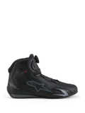 Alpinestars Celer Shoes, buty motocyklowe, czarno-ciemnoszare, widok z boku prezentujący pokrętło systemu zapięcia Rotor na języku, cholewka z technicznej mikrofibry z szarym logo Alpinestars, opływowy profil sportowy i wyścigowy