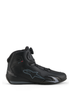 Alpinestars Celer Shoes, buty motocyklowe, czarno-ciemnoszare, widok z boku prezentujący pokrętło systemu zapięcia Rotor na języku, cholewka z technicznej mikrofibry z szarym logo Alpinestars, opływowy profil sportowy i wyścigowy
