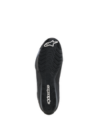 Buty Alpinestars Celer, widok podeszwy, czarna olejoodporna mieszanka gumowa z teksturowanym falistym wzorem, białe logo Alpinestars na palcach i pięcie, zaprojektowane dla przyczepności do podnóżków motocyklowych