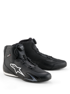 Buty Alpinestars Celer, buty motocyklowe, czarno-białe, wyposażone w pokrętło systemu zamykania Rotor, duże białe logo Astar z boku, smukła konstrukcja z technicznej mikrofibry do sportowej jazdy ulicznej