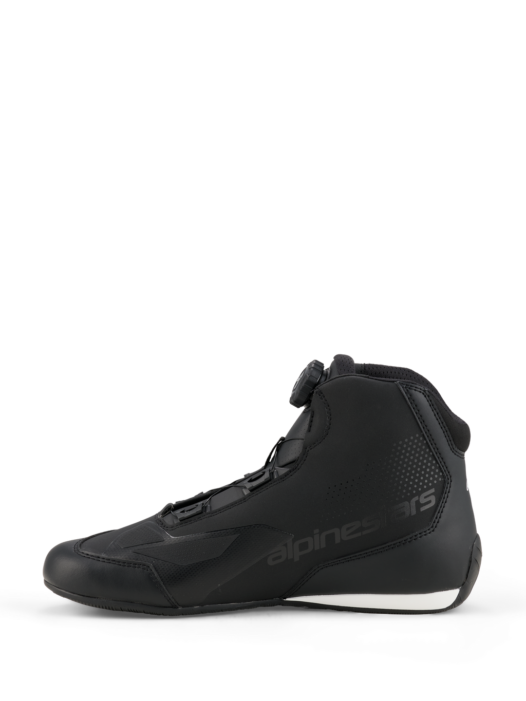 Buty Alpinestars Celer, buty motocyklowe, czarno-białe, widok z boku prezentujący pokrętło systemu zamykania Rotor, smukła konstrukcja z mikrofibry z wytłoczonym logo i białym kontrastowym elementem na pięcie