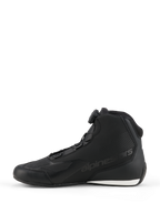 Buty Alpinestars Celer, buty motocyklowe, czarno-białe, widok z boku prezentujący pokrętło systemu zamykania Rotor, smukła konstrukcja z mikrofibry z wytłoczonym logo i białym kontrastowym elementem na pięcie