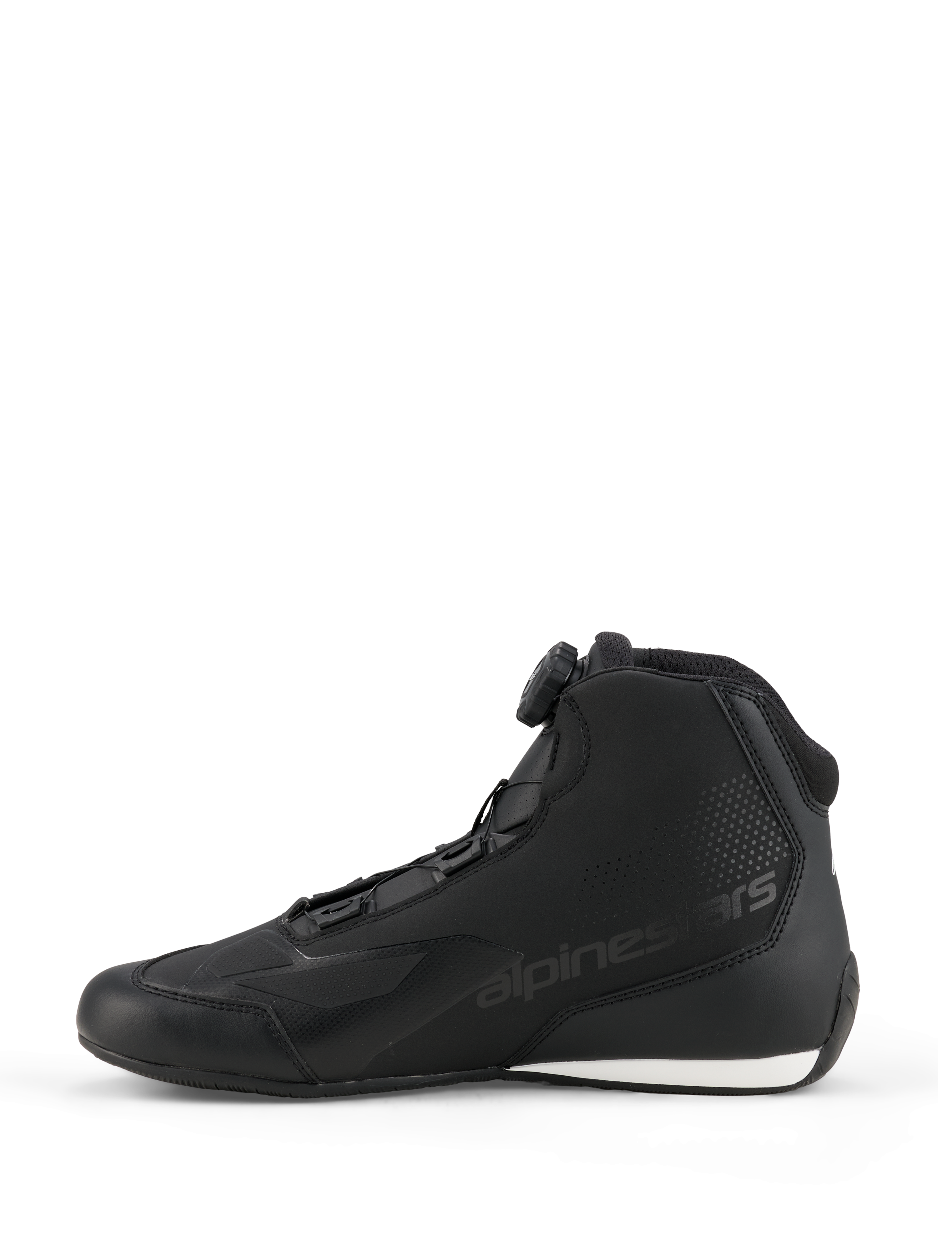 Buty Alpinestars Celer, buty motocyklowe, czarno-białe, widok z boku prezentujący pokrętło systemu zamykania Rotor, smukła konstrukcja z mikrofibry z wytłoczonym logo i białym kontrastowym elementem na pięcie