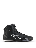 Buty Alpinestars Celer, buty motocyklowe, czarno-białe, profil boczny z dużym białym logo z gwiazdą, system zamykania Rotor z pokrętłem do regulacji dopasowania, smukła sportowa sylwetka