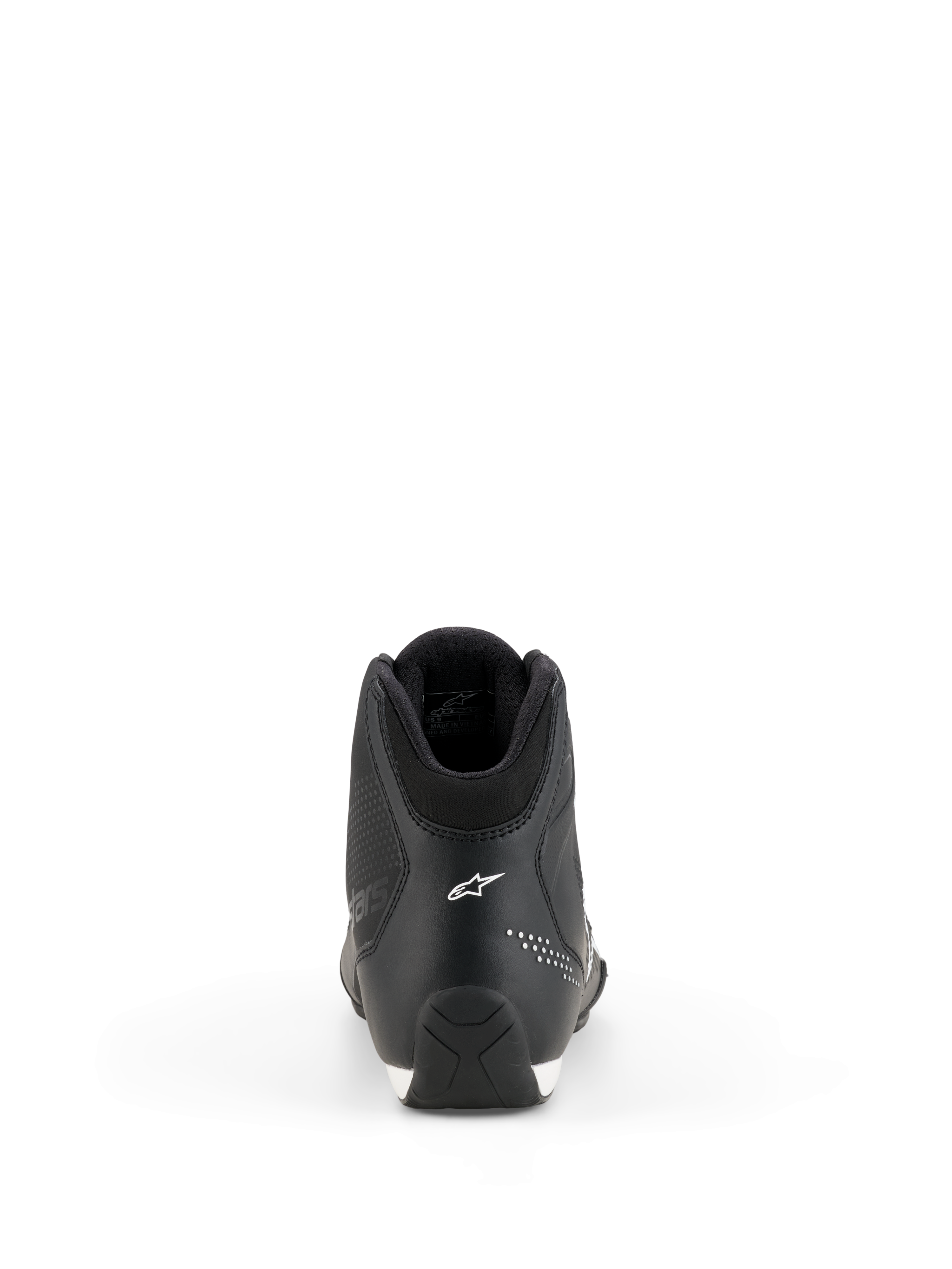 Buty Alpinestars Celer, buty motocyklowe, czarno-białe, widok z tyłu przedstawiający konstrukcję pięty, białe logo gwiazdy Alpinestars, mikroperforowane detale i teksturowana gumowa podeszwa do sportowej jazdy