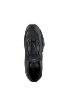 Buty Alpinestars Celer, czarno-białe, widok z góry podkreślający pokrętło systemu zapięcia Rotor, techniczna konstrukcja z mikrofibry i smukła sportowa sylwetka