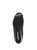 Alpinestars Celer Shoes, buty motocyklowe, czarno-białe, widok od spodu na olejoodporną gumową podeszwę z teksturowanym wzorem przyczepności i białym brandingiem Alpinestars.