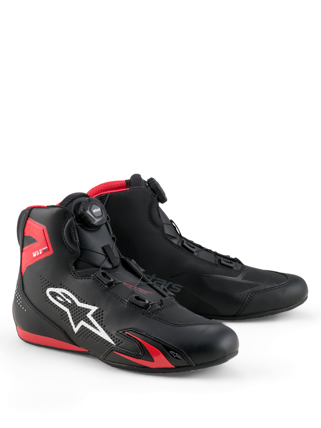 Buty Alpinestars Celer, buty motocyklowe, czarne z jaskrawoczerwonymi akcentami, białe logo Astars, mikrometryczny system zapięcia z pokrętłem, konstrukcja z technicznej mikrofibry z czerwonymi akcentami z TPU, opływowy sportowy design do jazdy wyścigowej i ulicznej