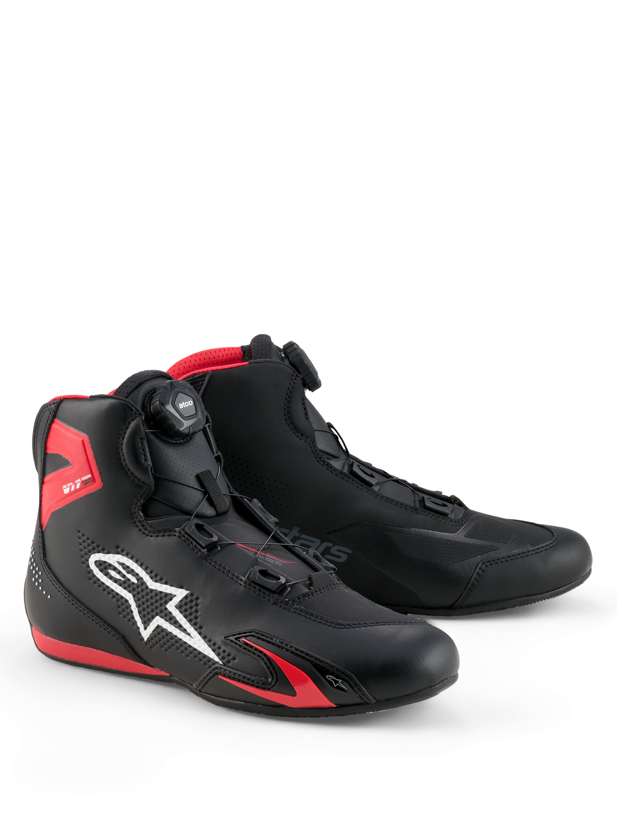 Buty Alpinestars Celer, buty motocyklowe, czarne z jaskrawoczerwonymi akcentami, białe logo Astars, mikrometryczny system zapięcia z pokrętłem, konstrukcja z technicznej mikrofibry z czerwonymi akcentami z TPU, opływowy sportowy design do jazdy wyścigowej i ulicznej