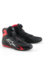 Buty Alpinestars Celer, buty motocyklowe, czarne z jaskrawoczerwonymi akcentami, białe logo Astars, mikrometryczny system zapięcia z pokrętłem, konstrukcja z technicznej mikrofibry z czerwonymi akcentami z TPU, opływowy sportowy design do jazdy wyścigowej i ulicznej