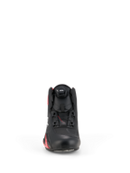 Buty Alpinestars Celer, buty motocyklowe, czarne i jaskrawoczerwone, widok z przodu z pokrętłem systemu zapięcia Rotor, techniczna cholewka z mikrofibry i opływowy design inspirowany wyścigami