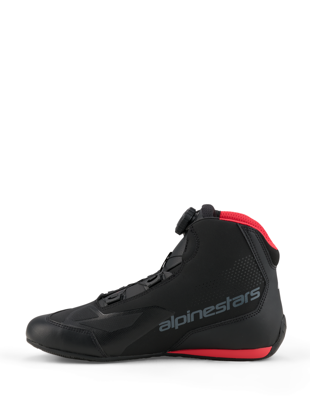 Buty Alpinestars Celer, buty motocyklowe, czarno-jaskrawoczerwone, widok z profilu prezentujący pokrętło zapięcia Alpinestars Rotor, cholewka z mikrofibry z szarym logo marki oraz czerwone akcenty na siatkowym kołnierzu i podeszwie.