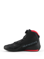 Buty Alpinestars Celer, buty motocyklowe, czarno-jaskrawoczerwone, widok z profilu prezentujący pokrętło zapięcia Alpinestars Rotor, cholewka z mikrofibry z szarym logo marki oraz czerwone akcenty na siatkowym kołnierzu i podeszwie.