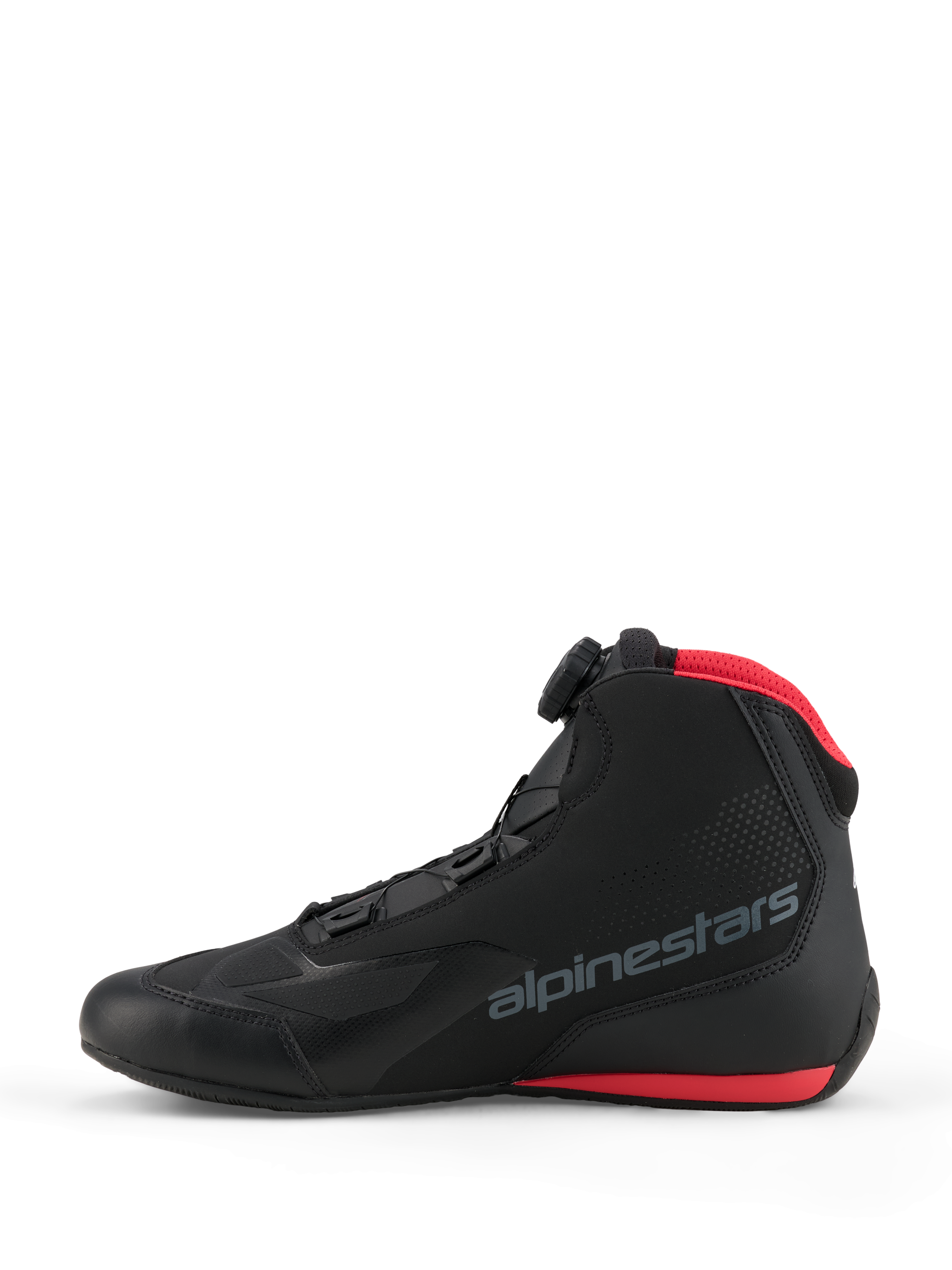 Buty Alpinestars Celer, buty motocyklowe, czarno-jaskrawoczerwone, widok z profilu prezentujący pokrętło zapięcia Alpinestars Rotor, cholewka z mikrofibry z szarym logo marki oraz czerwone akcenty na siatkowym kołnierzu i podeszwie.