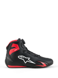 Buty Alpinestars Celer, buty motocyklowe, czarne i jaskrawoczerwone, widok z boku przedstawiający białe logo Alpinestars, system zapięcia Rotor, czerwoną ochronę kostki z TPU oraz opływową konstrukcję z mikrofibry do jazdy sportowej i wyścigowej
