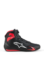 Buty Alpinestars Celer, buty motocyklowe, czarne i jaskrawoczerwone, widok z boku przedstawiający białe logo Alpinestars, system zapięcia Rotor, czerwoną ochronę kostki z TPU oraz opływową konstrukcję z mikrofibry do jazdy sportowej i wyścigowej