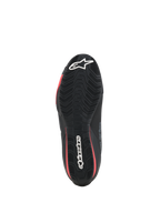 Buty Alpinestars Celer, buty motocyklowe, czarne i jaskrawoczerwone, widok od dołu przedstawiający teksturowaną gumową podeszwę z białym logo Alpinestars i czerwonymi akcentami