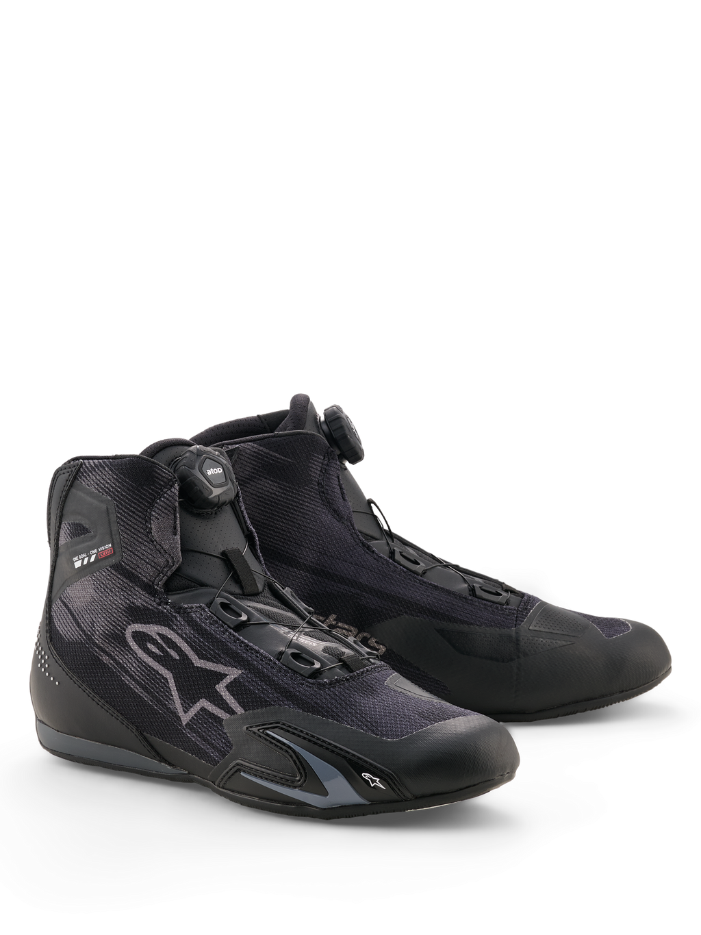 Buty Alpinestars Celer Superair, buty motocyklowe, czarne i ciemnoszare, wyposażone w system zamykania Rotor, tekstylna cholewka o wysokim przepływie powietrza, smukły sportowy profil z logo Alpinestars, zaprojektowane do jazdy w ciepłe dni