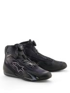 Buty Alpinestars Celer Superair, buty motocyklowe, czarne i ciemnoszare, wyposażone w system zamykania Rotor, tekstylna cholewka o wysokim przepływie powietrza, smukły sportowy profil z logo Alpinestars, zaprojektowane do jazdy w ciepłe dni