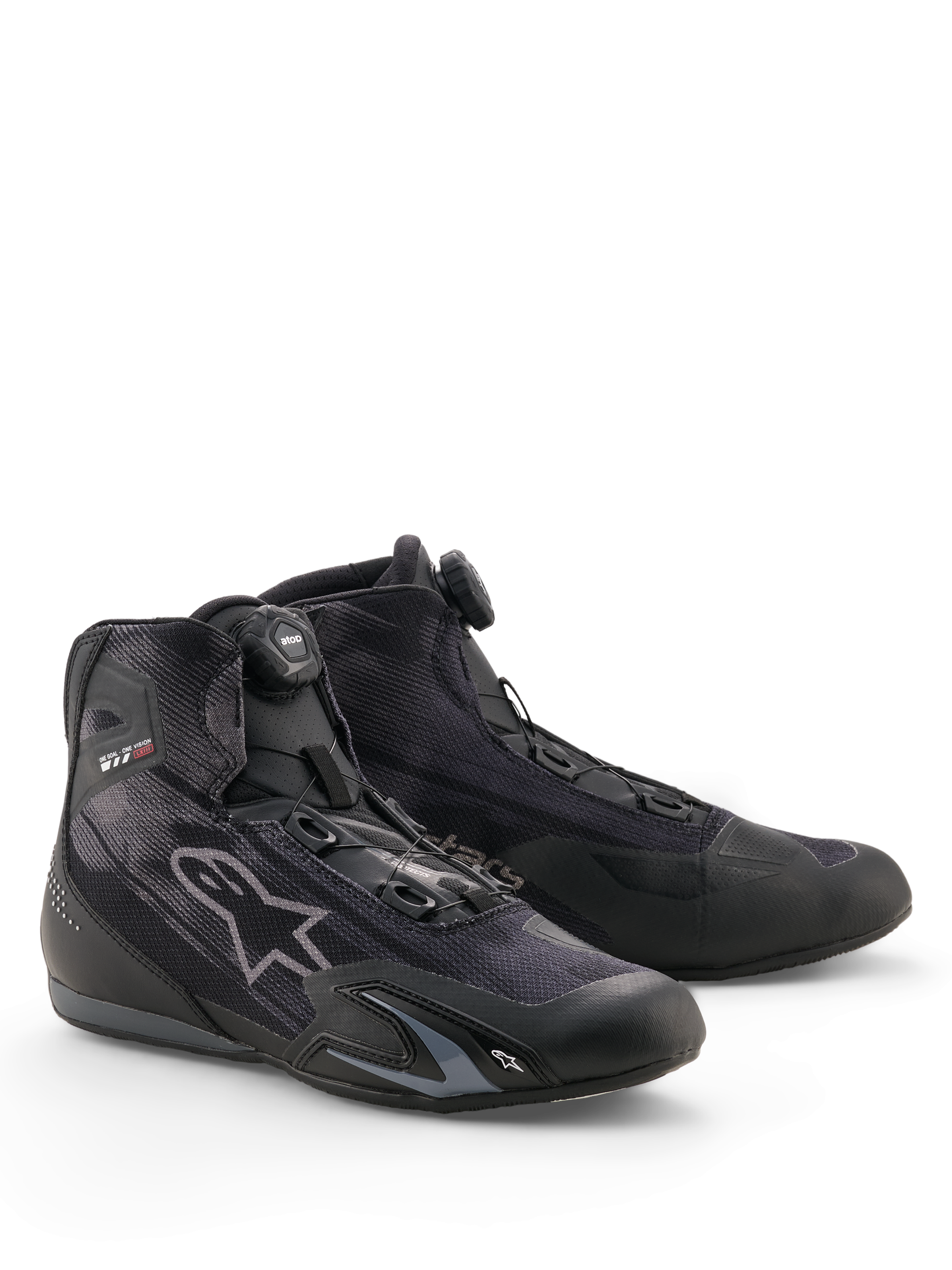 Buty Alpinestars Celer Superair, buty motocyklowe, czarne i ciemnoszare, wyposażone w system zamykania Rotor, tekstylna cholewka o wysokim przepływie powietrza, smukły sportowy profil z logo Alpinestars, zaprojektowane do jazdy w ciepłe dni