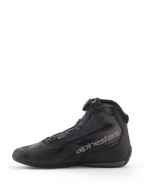 Buty Alpinestars Celer Superair, czarne i ciemnoszare, sportowe buty motocyklowe, widok z boku prezentujący tekstylną cholewkę o wysokim przepływie powietrza, pokrętło systemu zamykania Rotor i szare logo Alpinestars z boku.